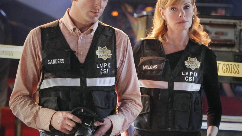 Greg (Eric Szmanda) und Catherine (Marg Helgenberger) bietet sich ein bizarres Bild, als sie zu einem Tatort gerufen werden: Auf seinem eigenen Fest wird der Jungunternehmer Kevin Fetzer blutüberströmt und mit heruntergelassenen Hosen auf der Jubiläumstorte gefunden. – Bild: MG RTL D