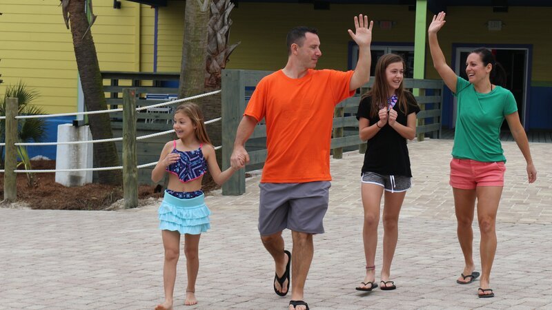 Contributors Teena Wiery (R) and Michael Wiery (CL) are all smiles with their daughters Anna Wiery (CR) and Elizabeth Wiery (L) as seen on HGTV’s Beachfront Bargain Hunt. – Bild: HGTV /​ Scripps (Focus)