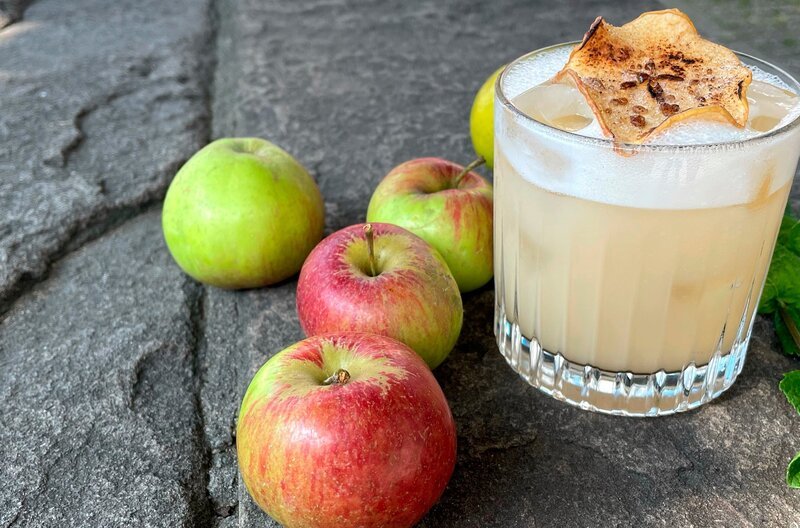 Der Cocktail „Milky Delicious“ ist schön cremig und trumpft mit einem Mix aus Minze, Amaretto und Calvados auf. – Bild: WDR/​2Bild GmbH/​Anja Tanas