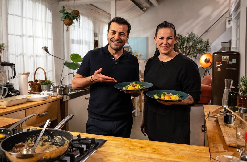 Die Fernsehköchin und Küchenchefin Antonina Müller serviert bei Einfach und köstlich mit Ali Güngörmüş eine Mahlzeit für kulinarische Weltenbummler: Süßkartoffelgnocchi, Kokos-Lamm & Brokkoli. – Bild: SWR/​Christopher Nußbaumer