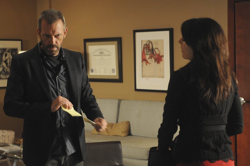 Eigentlich nerven sie sich nur. House (Hugh Laurie, l.) und Cuddy (Lisa Edelstein, r.) diskutieren die weitere Zusammenarbeit. Das gestaltet sich schwierig, da House eigentlich wie immer tut was er will … – Bild: Michael Yarish