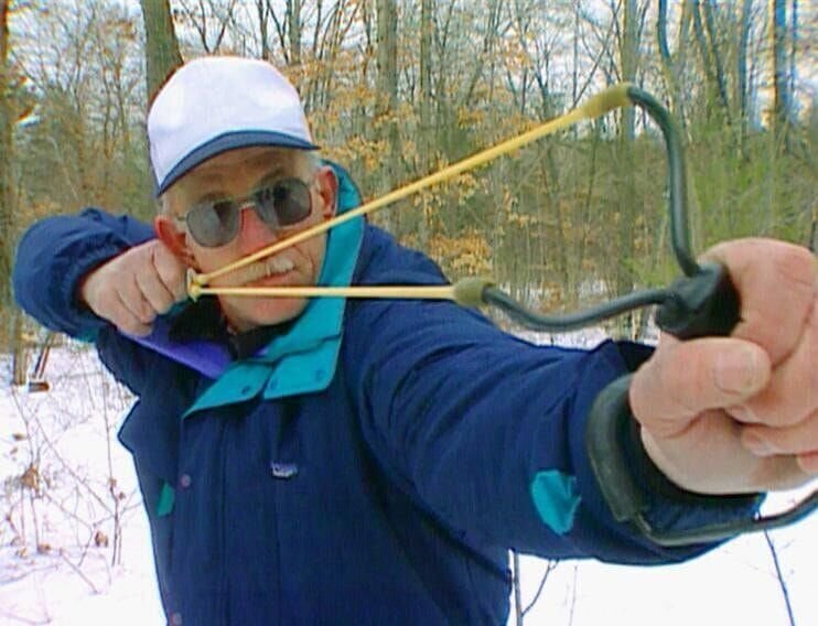 Ein Forensiker, ein Katapult und ein ungewöhnliches physikalisches Experiment helfen schließlich, den Todesfall aufzuklären. – Bild: RTL /​ Spiel mit dem Feuer