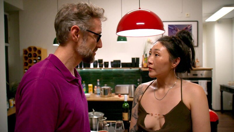 Janni ist irritiert, weil Oliver offenbar keinen Sex mit ihr haben will. Während er behauptet, nur zu viel Arbeit zu haben, malt sich Janni die absurdesten Szenarien aus. Mit einem aufwendigen Verführungsversuch hofft sie, ihn umzustimmen. – Bild: RTLZWEI