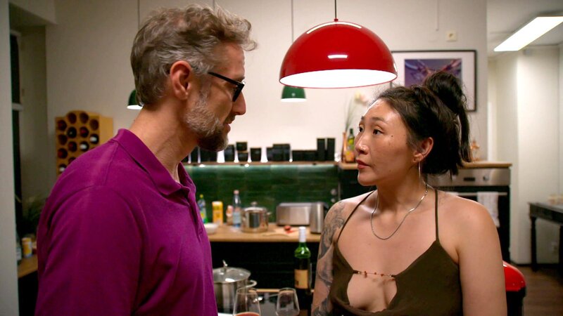 Janni ist irritiert, weil Oliver offenbar keinen Sex mit ihr haben will. Während er behauptet, nur zu viel Arbeit zu haben, malt sich Janni die absurdesten Szenarien aus. Mit einem aufwendigen Verführungsversuch hofft sie, ihn umzustimmen. – Bild: RTLZWEI