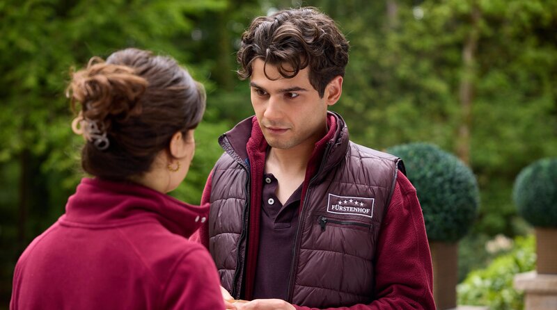 Olivias (Soraya Bouabsa, l.) verschweigt ihrem Bruder Elias (Orlando Lenzen, r.) die Erpressung. – Bild: ARD/​WDR/​Bojan Ritan