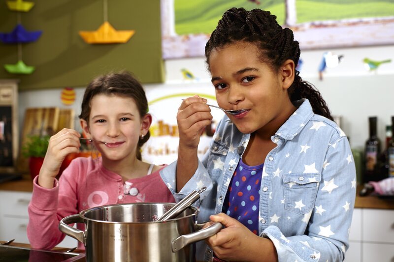 Estelle und Noemi naschen von der selbstgemachten Marmelade. – Bild: ORF/​René Rothkopf