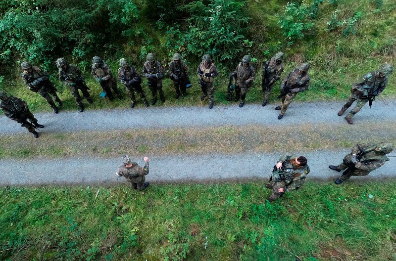 Ausbildung im Gelände. – Bild: NDR