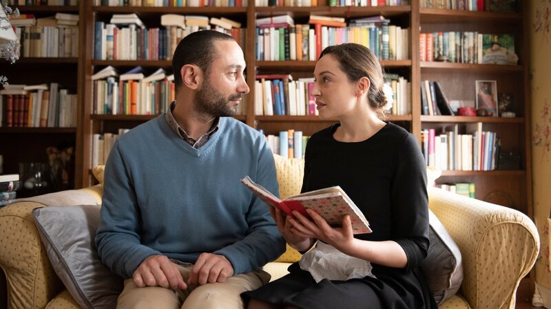 Claire ganz verliebt in Kasravi Claire (Lucie Aron), Ahmad Reza Kasravi (Deniz Cooper) – Bild: SR/Jennifer Weyland Claire ganz verliebt in Kasravi Claire (Lucie Aron), Ahmad Reza Kasravi (Deniz Cooper) – Bild: SR/Jennifer Weyland