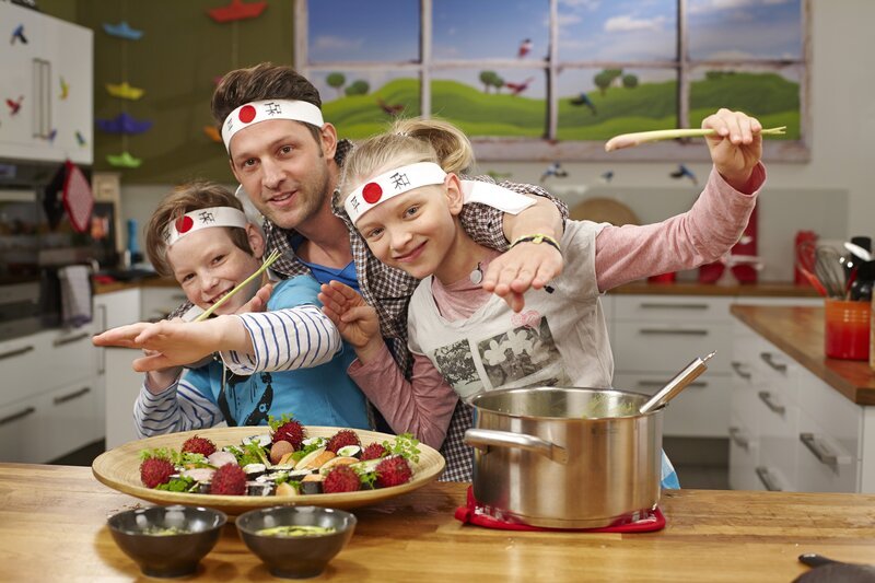 Alexander Kumptner mit den Kochkids Nepomuk und Theresa. – Bild: ORF 1