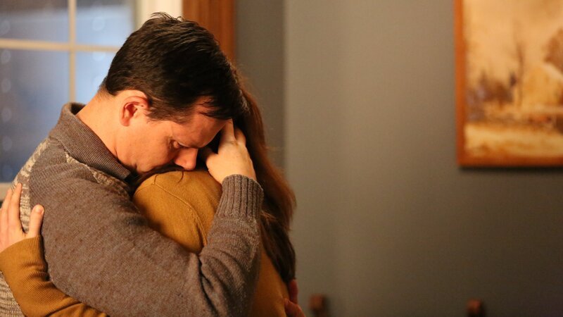 Howard Velzy and Carol Velzy hug. – Bild: Discovery Communications