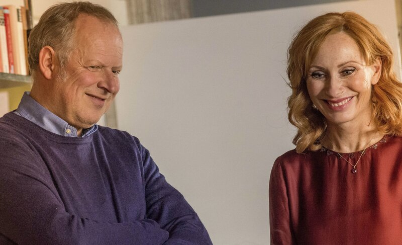 Gundula und ihr Mann Gerald freuen sich aufs gemeinsame Weihnachtsfest. Wenn nur die liebe Verwandtschaft nicht wäre. – Bild: ZDF/​NIK KONIETZNY