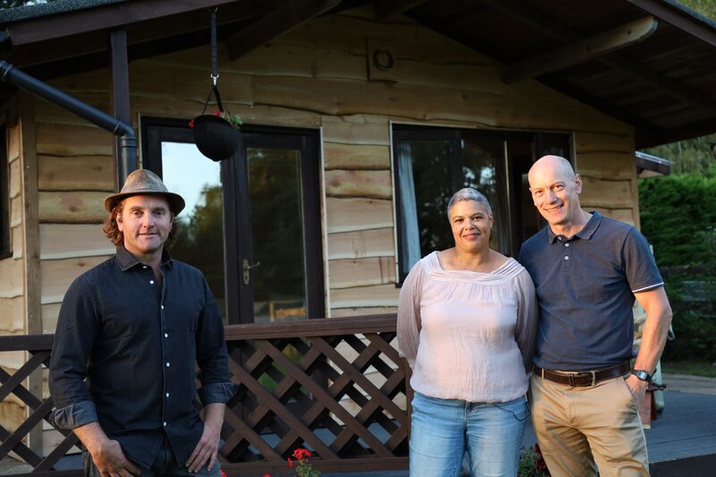 V.l.: Simon Parfett, Michelle und Tobin vor dem Sommerhaus – Bild: RTL /​ Plimsoll Productions Ltd