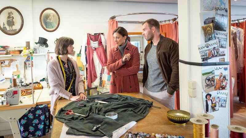 Karoline Joost (Nike Fuhrmann, M.) und Lars Pöhlmann (Dominic Boeer, r.) konnten ermitteln, dass der Tote Achim Buchholz kurz vor seinem Tod eine Affäre gehabt haben muss. Kann die Freundin des Paares, Lilo Michel (Sandra Julia Reils, l.), den Kommissaren weiterhelfen? Weiß sie, wer die gesuchte Frau sein könnte? Und vor allem: Ist die Affäre der Grund für den Mord? – Bild: ZDF /​ Meyerbroeker