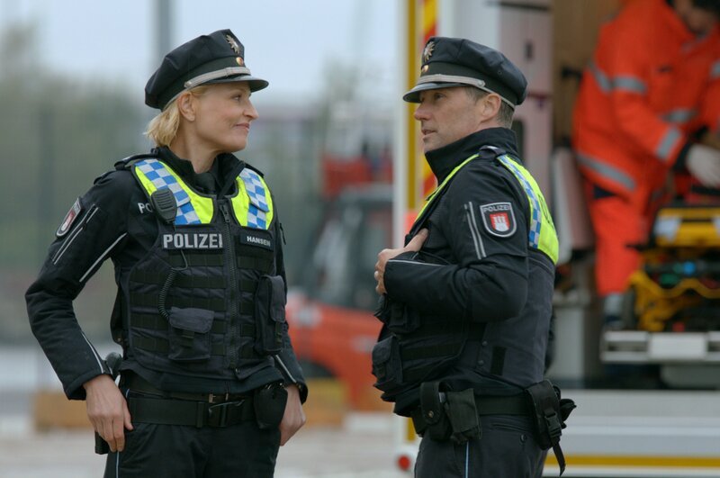 Da Malik immer noch für den Dienst ausfällt, fahren Melanie (Sanna Englund, l.) und Mattes (Matthias Schloo, r.) weiterhin gemeinsam Streife. Vielleicht zum letzten Mal, bevor Melanie die Revierleitung übernimmt? – Bild: Uwe Neumeister /​ ZDF