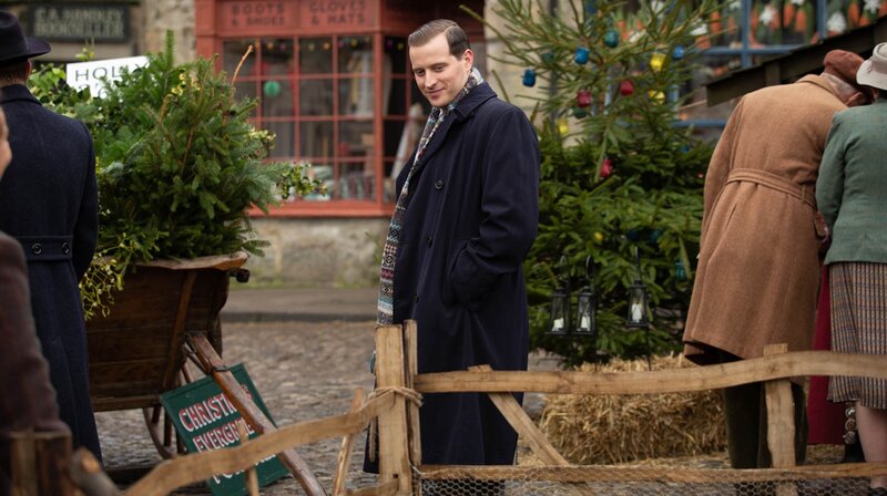 James Herriot (Nicholas Ralph) denkt immer noch an Helen, die kurz davor ist Hugh zu heiraten. – Bild: WDR/​Playground Television UK Ltd & all3media international