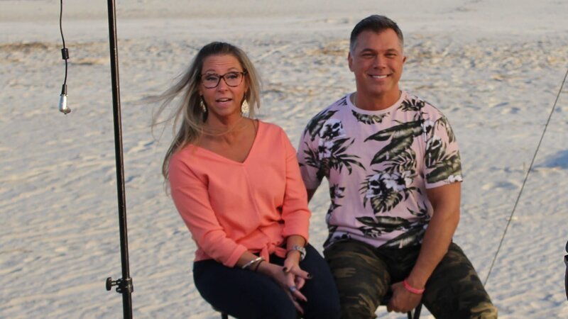 The crew (R, CR) films some interviews on the beach with contributors Jodi Rusignola (L) and Sean Rusignola (CL) as seen on HGTV’s Beachfront Bargain Hunt. – Bild: Discovery, Inc. /​ Jay Gao