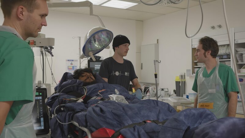 Übergabe an Murnau: Krankenhauspersonal versorgt einen unterkühlten jungen Mann, der in den Alpsee gesprungen war, um seine ins Eis eingebrochenen Freunde zu retten. – Bild: me:works /​ ZDF