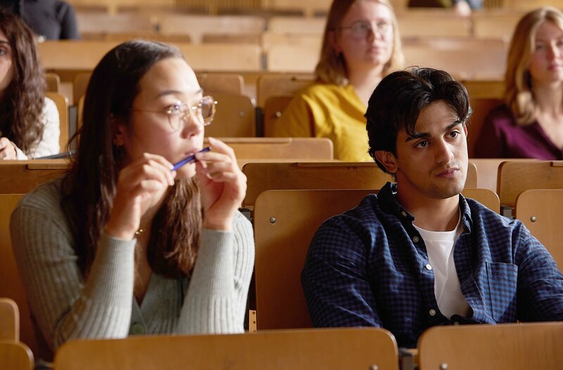 Studenten der Rechtswissenschaft sitzen im Hörsaal (Komparsen), darunter auch der verdächtige Kommilitone des Getöteten, Victor (Mohammad „Mido“ Kotaini, r.). – Bild: ARD/​Kai Schulz
