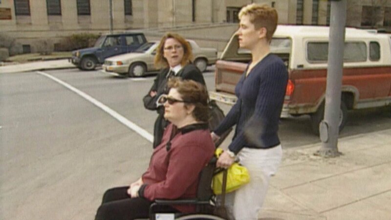 Die junge Frau eines Arztes wird plötzlich und ohne erkennbaren Grund ernsthaft krank. Ihr Zustand verschlechtert sich immer mehr, so dass sie sich schon bald kaum mehr bewegen kann. – Bild: TVNOW