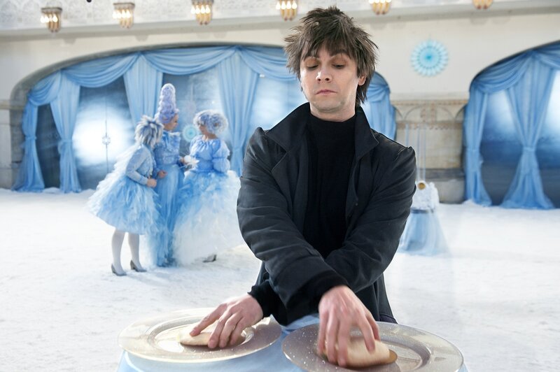 Ruprecht (Björn Harras) vertauscht die Kekse und gewinnt die zweite Prüfung. – Bild: KiKA/​WunderWerk/​Britta Krehl