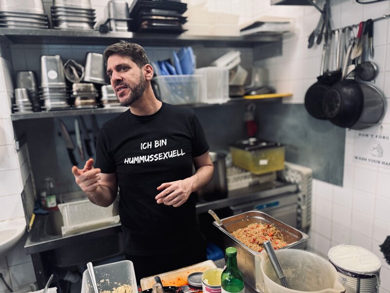 Oz Ben David in der Küche seines Berliner Restaurants „Kanaan“, das er gemeinsam mit Jalil Dabit führt. – Bild: Jan Tenhaven /​ ZDF