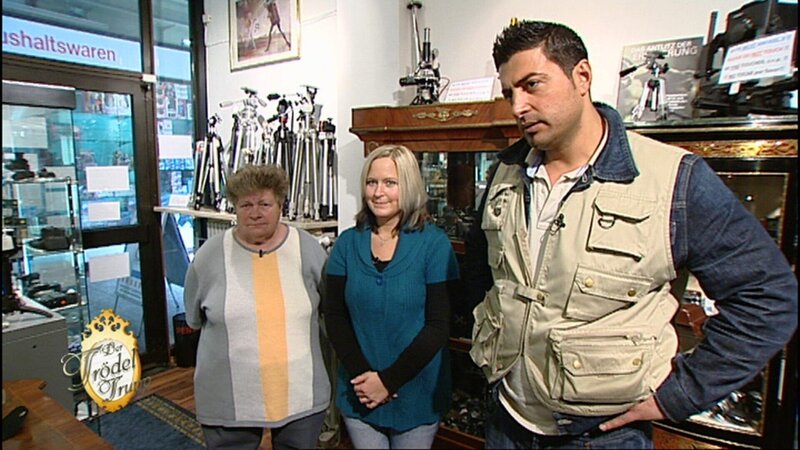 Hannelore (li.) und Christina (re.) warten zusammen mit Sükrü Pehlivan auf die Einschätzung des Antiquitäten Sammlers. – Bild: RTL II