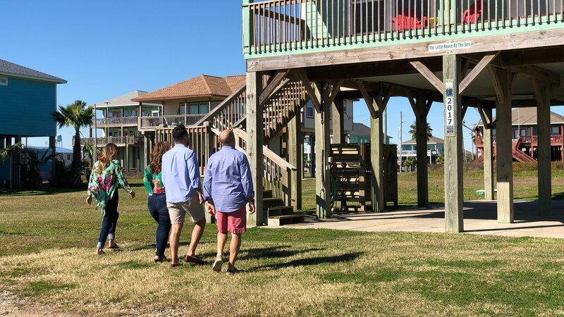 Real estate agent and contributor Melissa Perez-Mueller (L) leads her family Jeff Mueller (R), Jeremy Mueller (CR), and Briana Mueller (CL) into Coastal Point to tour the home as seen on HGTV’s Beachfront Bargain Hunt. – Bild: HGTV /​ Scripps (Focus)