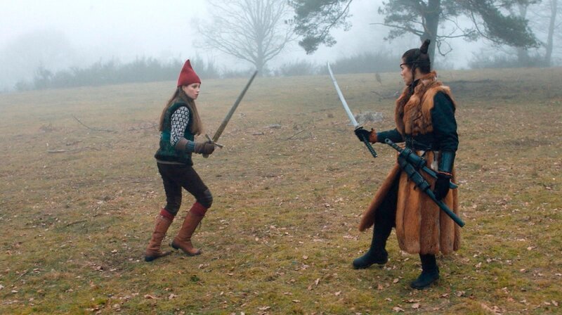 Ingi (Ellen Hillingsø, rechts) hilft Tinka (Josephine Chavarria Højbjerg), die letzte Prüfung zu gewinnen. Weiteres Bildmaterial finden Sie unter www.br-foto.de. – Bild: BR/​TV 2 Denmark