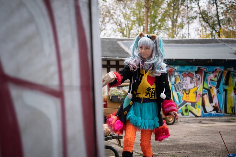 Chiara (Jamila Weintritt) klebt Street-Art und erteilt Hermann eine Lektion. – Bild: KiKA