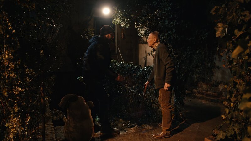 Beuolomäus und Sascha (Simon Böer) werden vom Instrumentenbauer Knorre (Hark Bohm) erwischt. In dessen Garten wächst eine seltene Pflanze, die Beuto und Sascha unbedingt brauchen. – Bild: KiKA/​WunderWerk