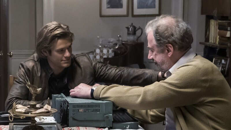 L-R: MacGyver (Lucas Till), Alexander Orlov (Elya Baskin). – Bild: PLURIMEDIA (CBS Broadcasting Inc.)