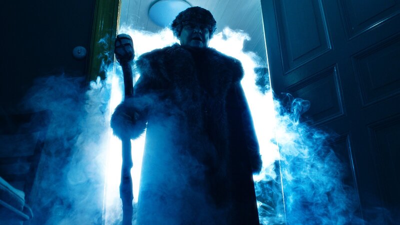 Der einzige, der es schneien lassen kann, ist Väterchen Frost (Detlef Bierstedt). – Bild: KiKA/​WunderWerk