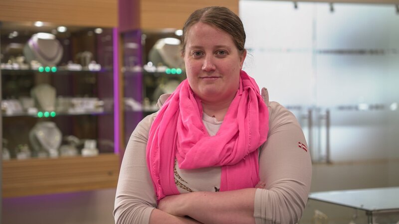 Angelina poses – Bild: Warner Bros. Discovery, Inc. or its subsidiaries and affiliates /​ Philipp Kuepper