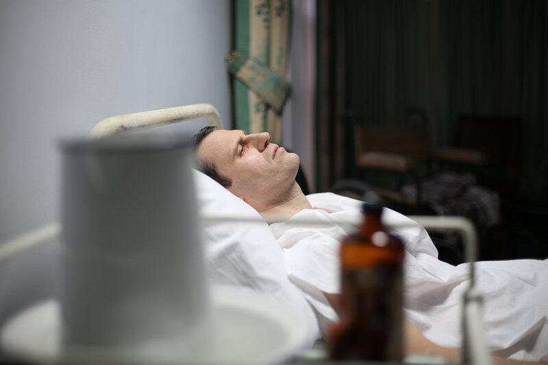 Albert Speer (Darsteller unbekannt) im Krankenhaus. – Bild: ZDF und Andrew Hayes-Watkins