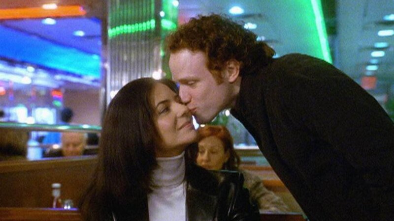 Doug (Sean Dugan) steht unter Druck. Er wird gezwungen, einen Mordauftrag auszuführen. Vorher gibt er seiner Freundin Lena (Julie Lauren) einen Kuss. Ein Abschied für immer? – Bild: MG RTL D