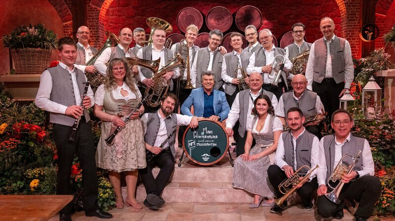 Marc Winterhalder und seine Musikanten gemeinsam mit Andy Borg. – Bild: SWR/​Kerstin Joensson