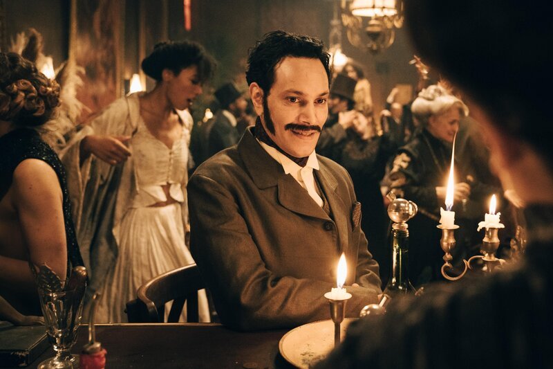 Der Baron (Ouassini Embarek) – Bild: FEDERATION STUDIOS – ESPRITS FRAPPEURS /​ CANAL+ /​ Caroline Dubois