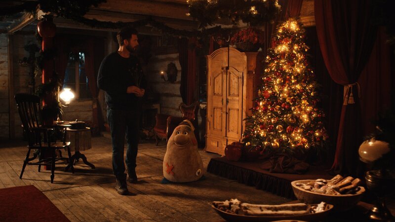 Sascha (Simon Böer) betritt zum ersten Mal das Weihnachtshaus. Das Haus heißt ihn willkommen. – Bild: KiKA/​WunderWerk