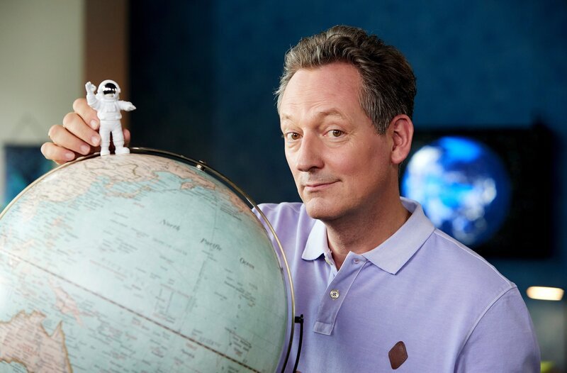 Kann ein Foto die Welt verändern? Ja, es kann, wenn es uns Menschen berührt. 1972 entstand das erste Foto unserer gesamten Erde, aufgenommen vom Weltall aus. Das Bild gab uns eine neue Perspektive auf den Planeten und erschien in einem für unsere Erde bewegten Jahr. Was 1972 genau geschah und was das Foto mit uns machte, zeigt Eckart von Hirschhausen in „Wissen vor acht Erde“. – Bild: ARD/​Kai Schulz