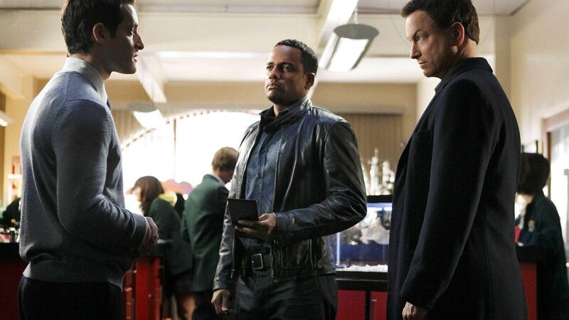 Der verschwundene Skorpion aus dem Biologieunterricht von Mr. Booker (Jeremy Glazer, l.): Dr. Sheldon Hawkes (Hill Harper, M.) und Detective Taylor (Gary Sinise) finden Reste des Tieres an einem Fußabdruck im Toilettenraum, wo sich auch Blutspuren des Opfers befanden. Ist dies womöglich die Spur zum Mörder? – Bild: MG RTL D /​ CBS