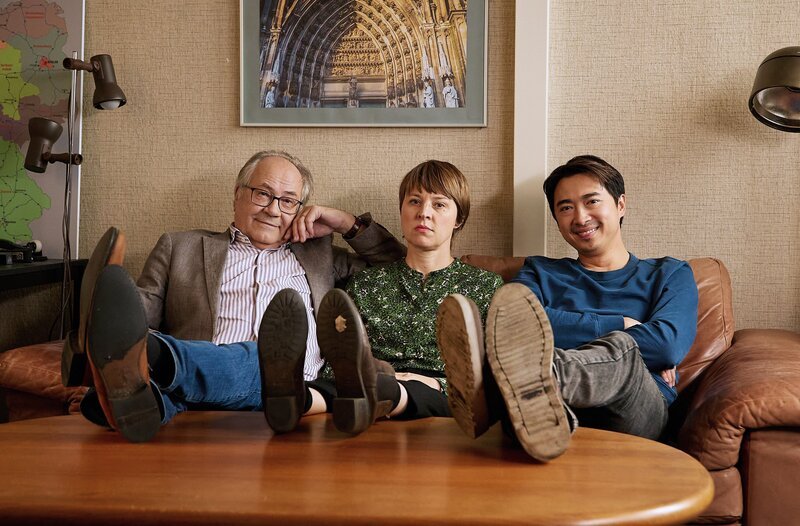 Klaus Schmitz (Hartmut Volle, l.), Vicky Adam (Katja Danowski, Mitte) und Hui Ko (Aaron Le, r.) fachsimpeln über den Fall. – Bild: ARD/​Kai Schulz