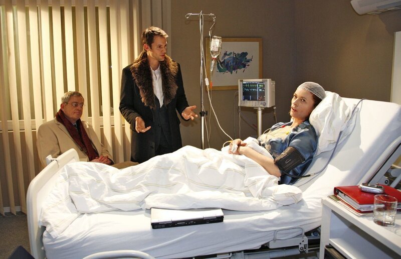 Paolo (Thorsten Feller, M.) glaubt, Friedrich (Wilhelm Manske, l.) vor Sophie (Gabrielle Scharnitzky, r.) ausbooten zu können. – Bild: SAT.1 /​ Monika Schürle