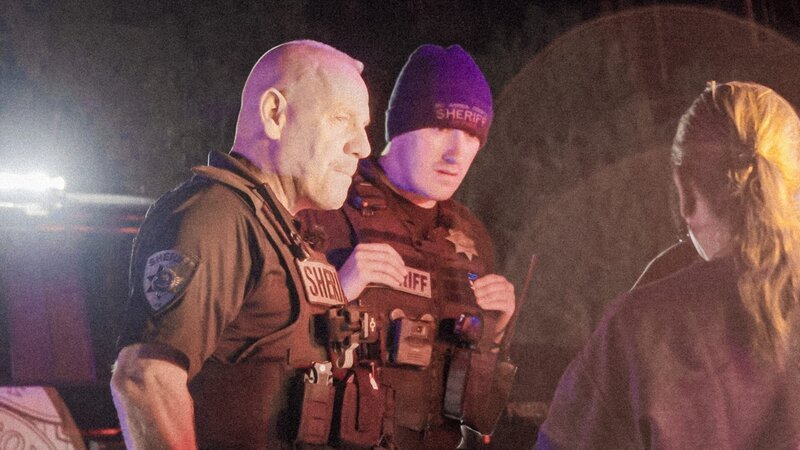 Manfred und Trevor im Regen mit Frau (spezifisch) /​ Manfred and Trevor in the rain with a woman (specific) – Bild: Warner Bros. Discovery, Inc. or its subsidiaries and affiliates