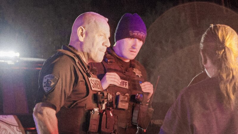 Manfred und Trevor im Regen mit Frau (spezifisch) /​ Manfred and Trevor in the rain with a woman (specific) – Bild: Warner Bros. Discovery, Inc. or its subsidiaries and affiliates