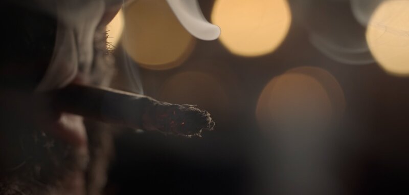 Am Tatort hinterlässt der Täter Spuren wie die Zigarettenkippe neben einem Mülleimer. – Bild: Corporació Catalana de Mitjans Audiovisuals, SA /​ ZDF