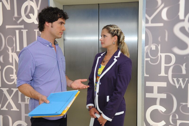 Mia (Josephine Schmidt, r.) kann ihre Überraschungsparty nicht wirklich genießen. Die anstehenden Entlassungen schlagen ihr auf das Gemüt. Kann Alexander (Paul Grasshoff, l.) sie etwas aufheitern? – Bild: SAT.1 /​ Claudius Pflug