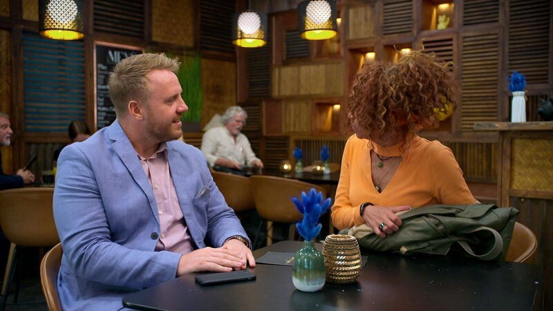 Tommy verkündet großspurig, dass er noch heute auf seiner Dating-App eine Frau finden wird – und tatsächlich landet er ein Match. Begeistert prahlt er vor Benni und Ella. Doch Ella ist skeptisch: Für sie riecht das Profil stark nach Fake. – Bild: RTLZWEI