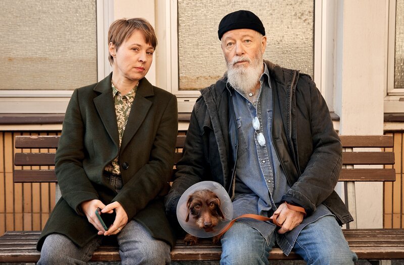 Vicky (Katja Danowski, l.) denkt über weitere Familienplanung nach. Sie möchte Bielefelders (Bill Mockridge, r.) Rat. – Bild: ARD/​Kai Schulz