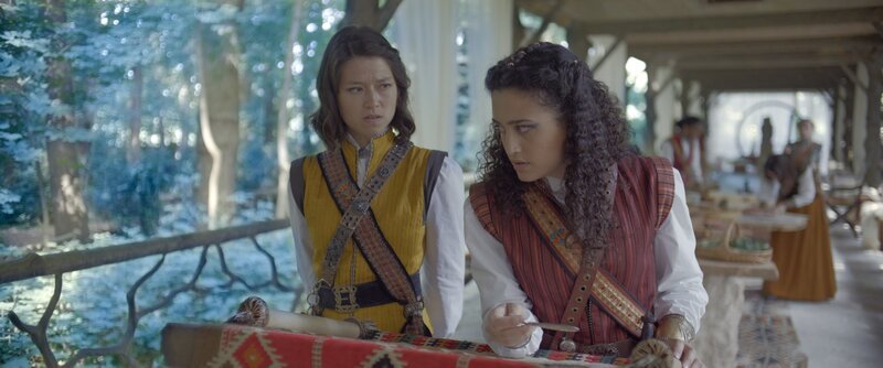 Im Refugium der Schwesternschaft streiten Walida (Shiraz Tzarfati, r.) und Cora (Léna Laprès, l.) über die Auslegung der Prophezeiung. – Bild: ZDF/​(c) 2023 Cottonwood Media – ZDF – ZDF Studios