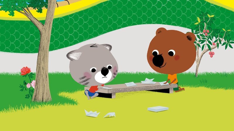 Mouk und Chavapa wollen Boote aus Papier falten und schwimmen lassen; Origami erfordert sehr viel Geduld und Konzentration. – Bild: KiKA/​Millimages